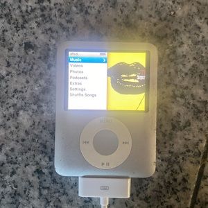 Apple A1236 Silver iPod Nano 3rd Generation Silver 4GB - Tested